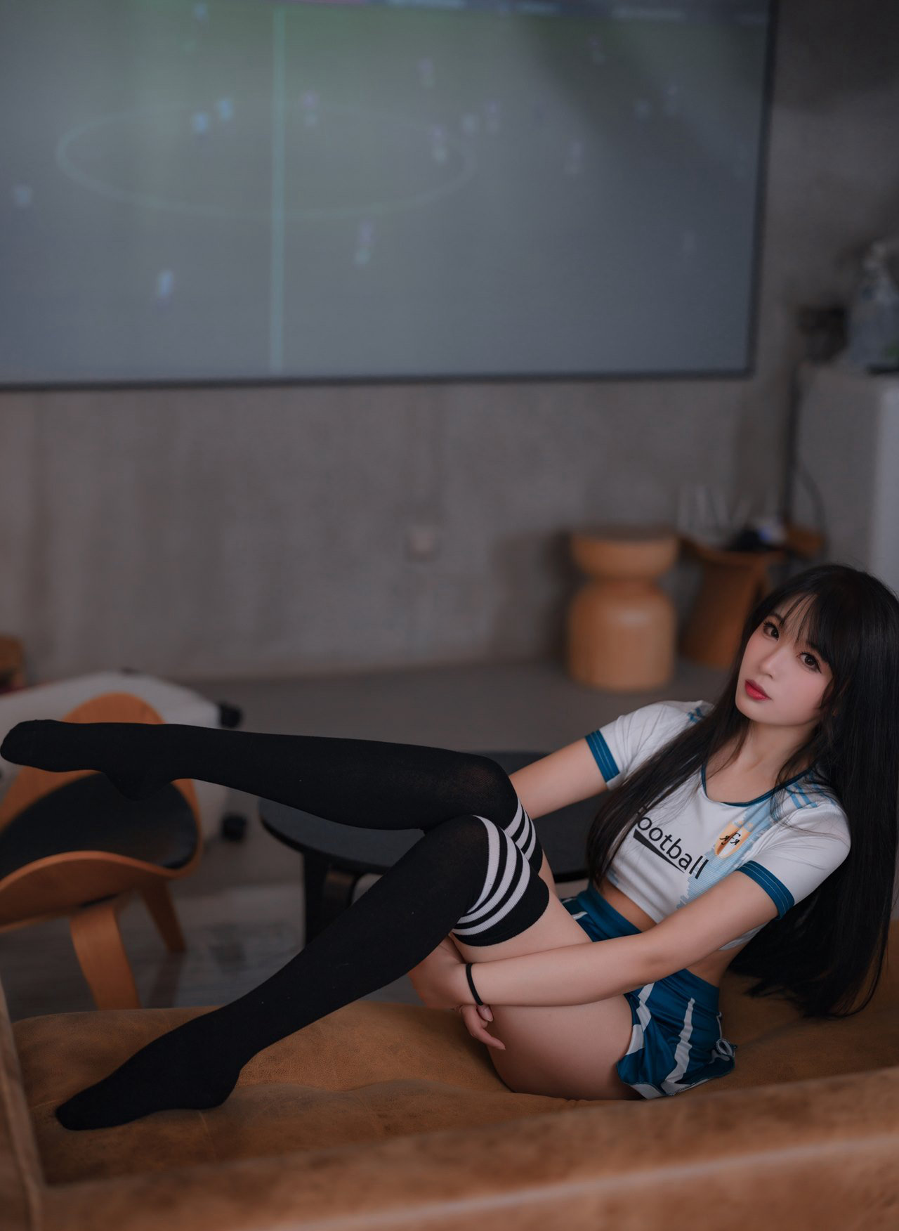 黑丝牛仔短裤诱惑美腿二次元美女私房写真无遮挡