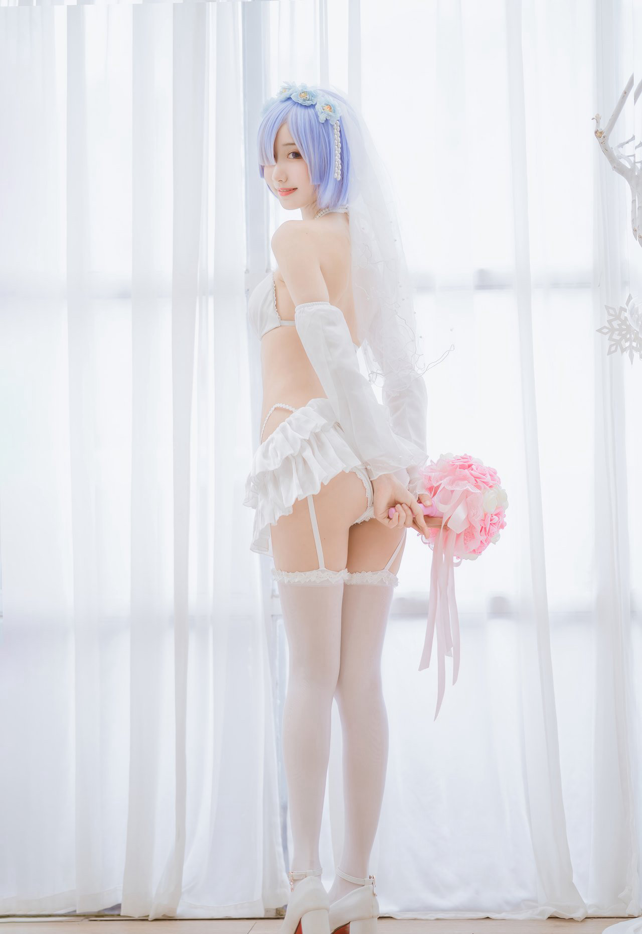 白丝小蛮腰cos水手服性感超短裙销魂美女