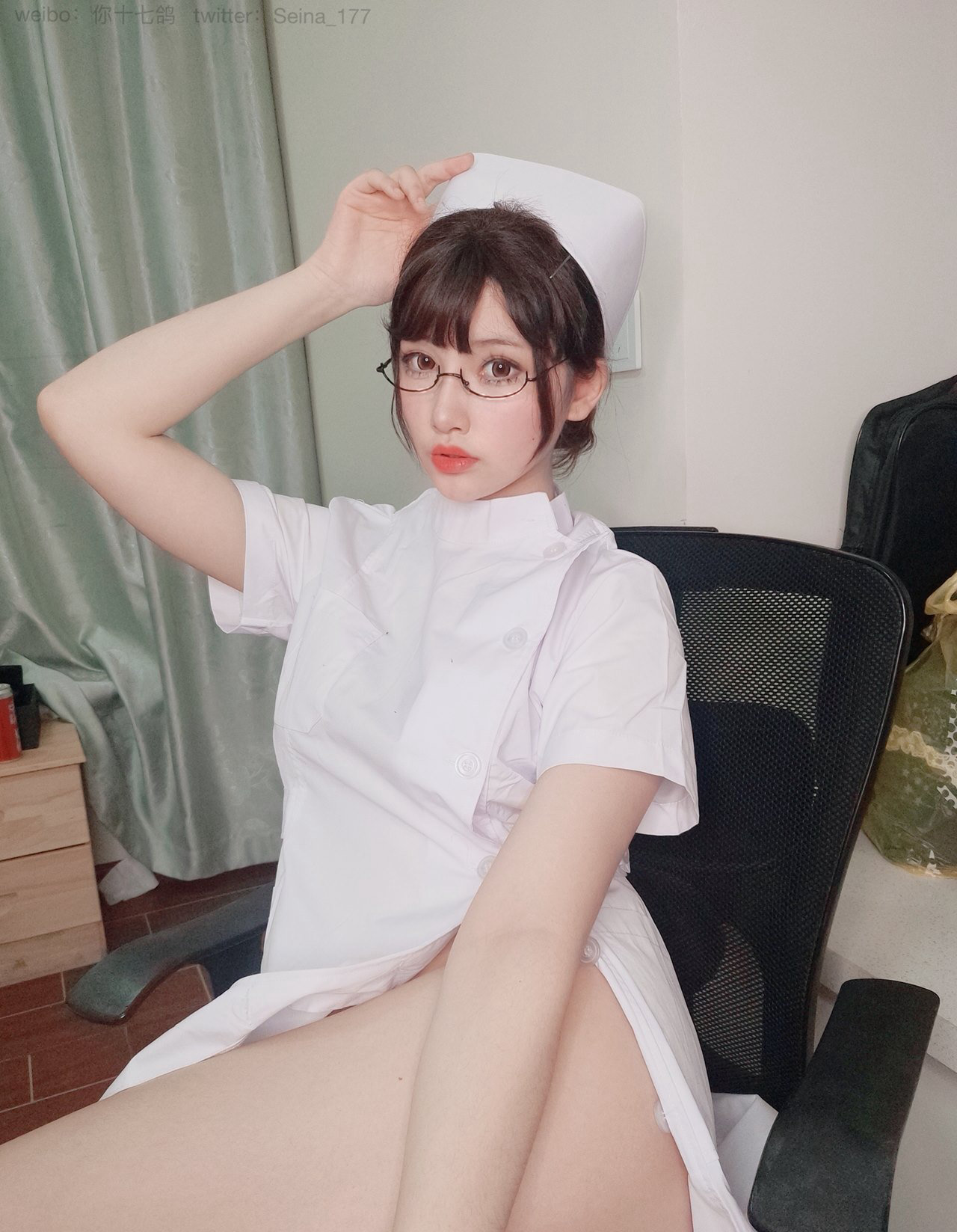 福利姬萌白酱白丝性感美腿护士诱惑装大尺度丰满写真