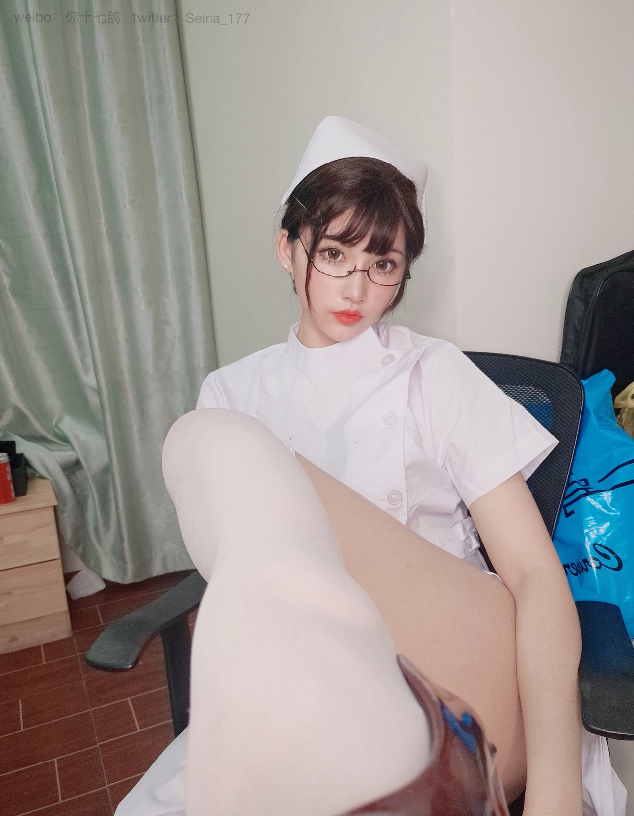 福利姬萌白酱白丝性感美腿护士诱惑装大尺度丰满写真