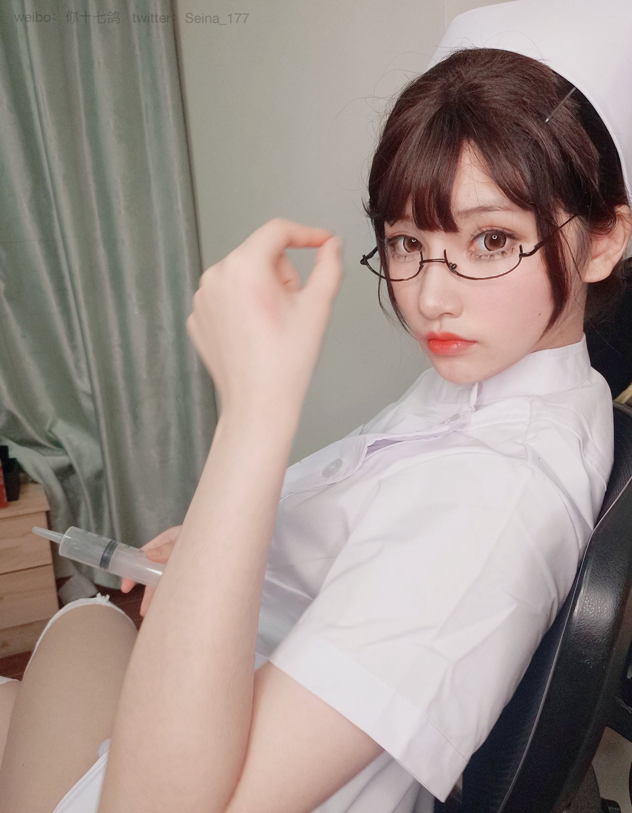 福利姬萌白酱白丝性感美腿护士诱惑装大尺度丰满写真