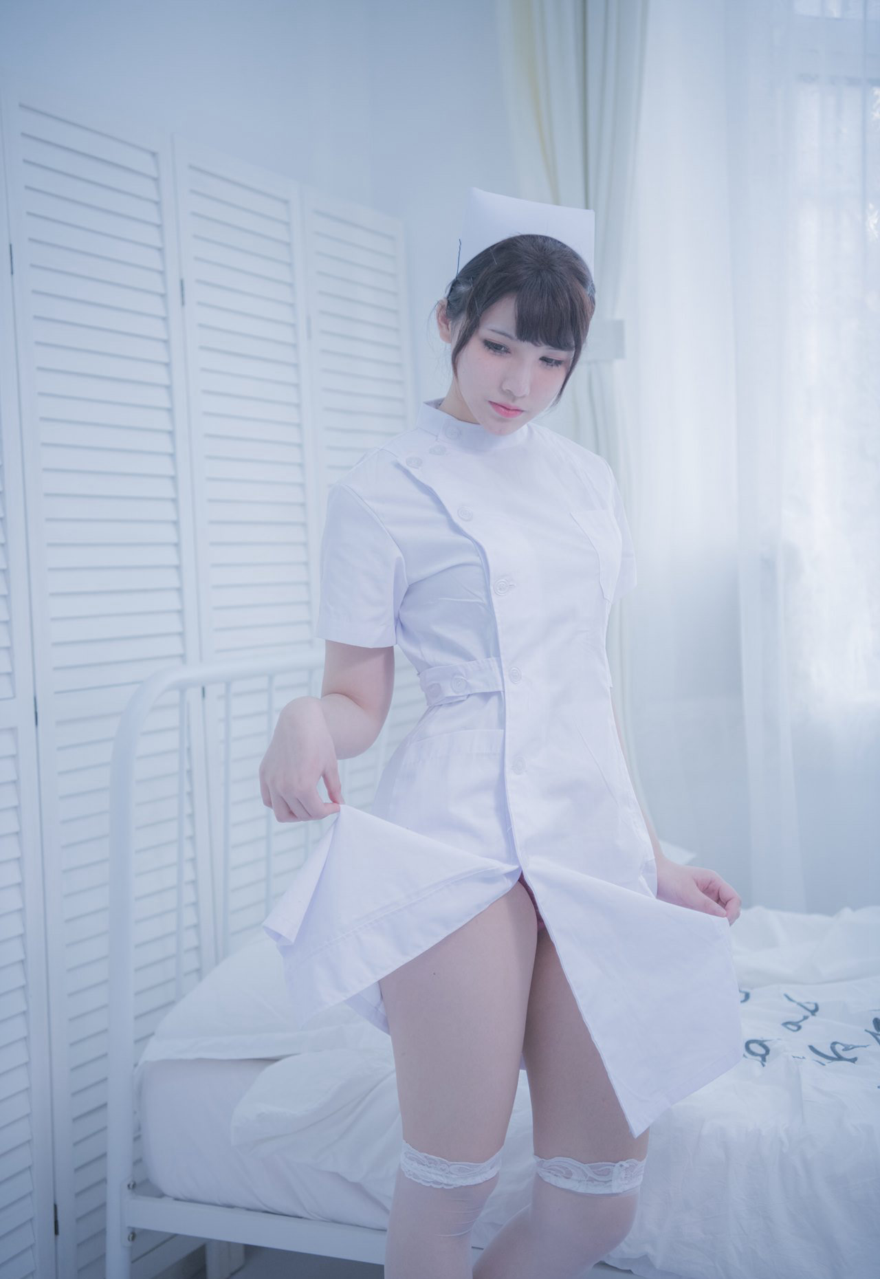 福利姬萌白酱白丝性感美腿护士诱惑装大尺度丰满写真