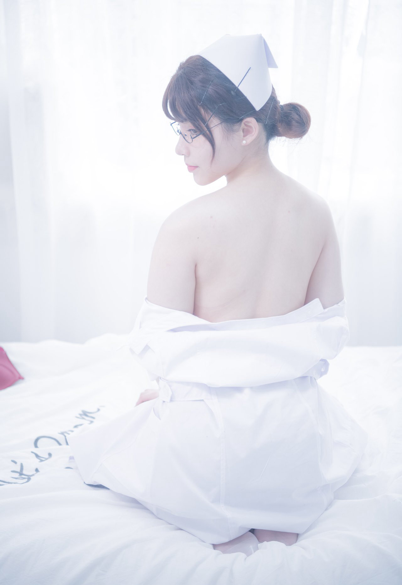 福利姬萌白酱白丝性感美腿护士诱惑装大尺度丰满写真