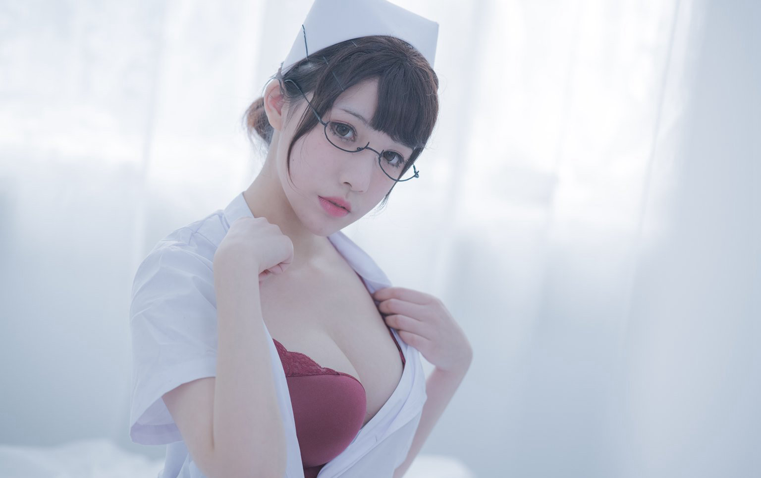 福利姬萌白酱白丝性感美腿护士诱惑装大尺度丰满写真