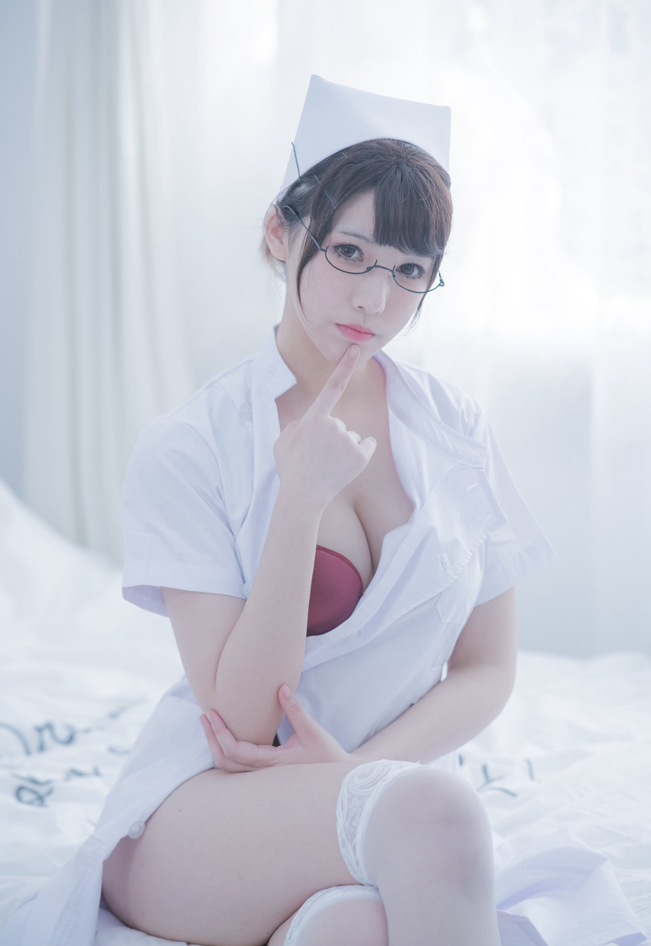 福利姬萌白酱白丝性感美腿护士诱惑装大尺度丰满写真