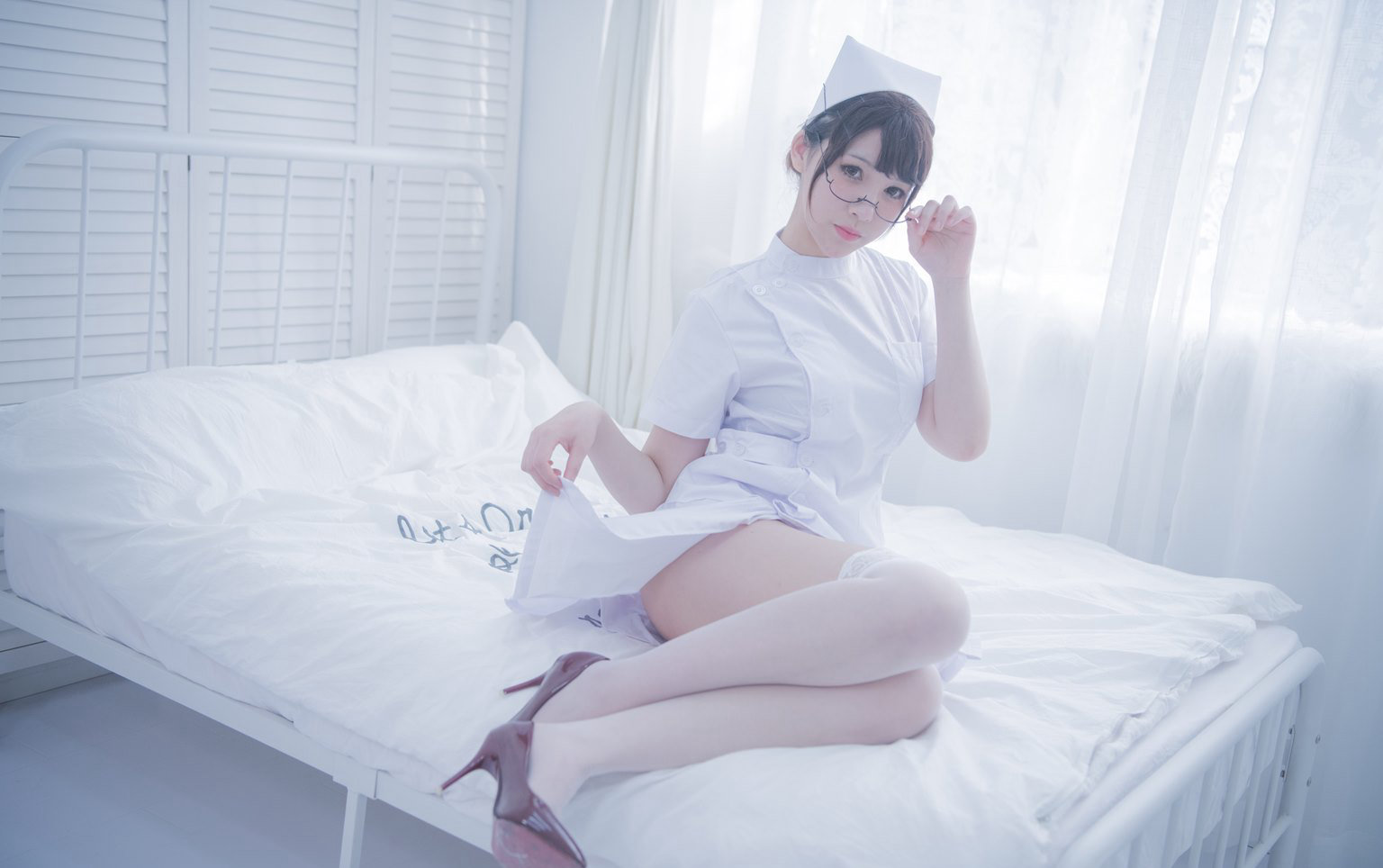 福利姬萌白酱白丝性感美腿护士诱惑装大尺度丰满写真