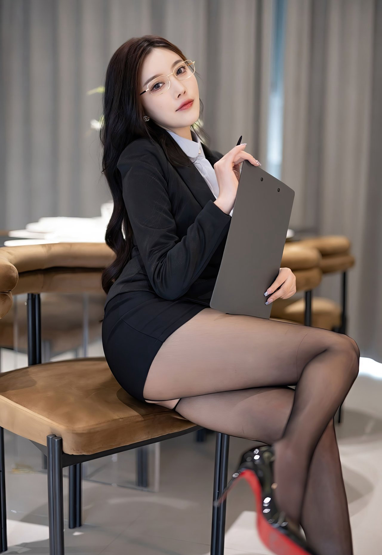 性感制服秘书杨晨晨眼镜美女办公室风骚黑丝高跟美腿写真