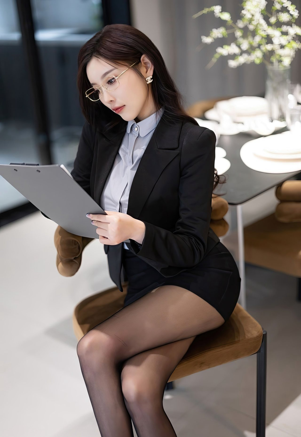 性感制服秘书杨晨晨眼镜美女办公室风骚黑丝高跟美腿写真