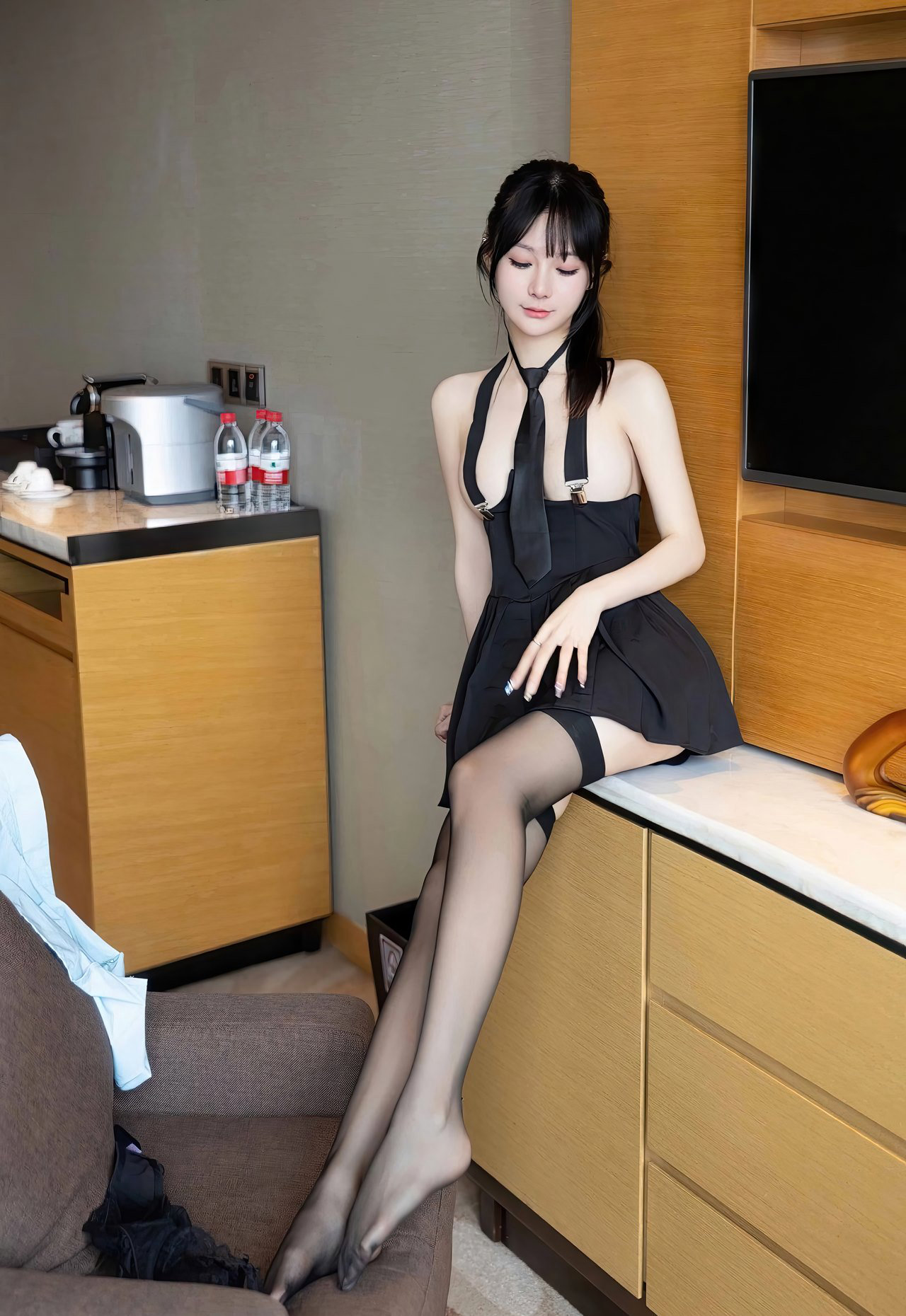 性感蕾丝丁字裤丰满美臀诱惑黑丝无内白嫩美腿