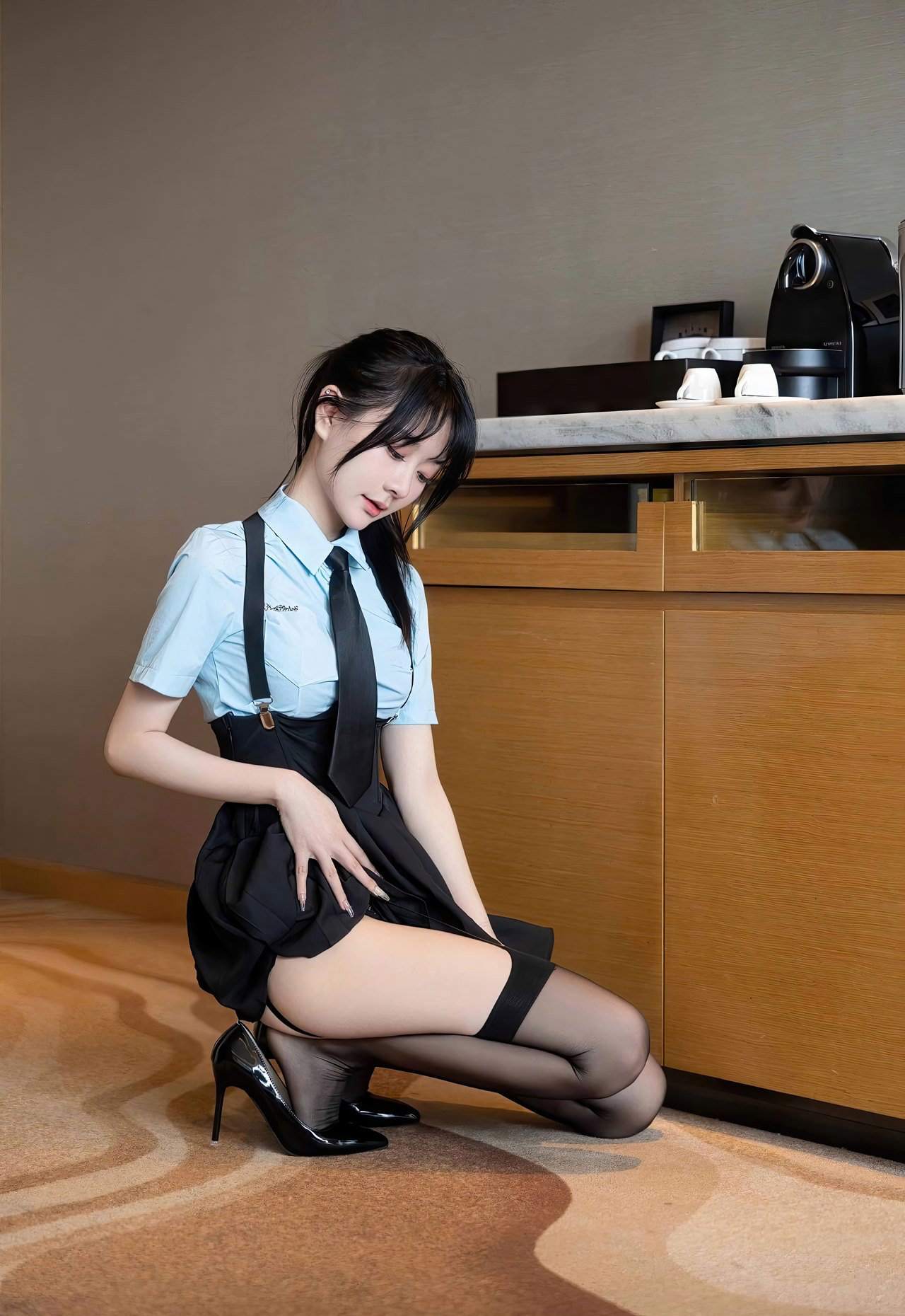 性感蕾丝丁字裤丰满美臀诱惑黑丝无内白嫩美腿