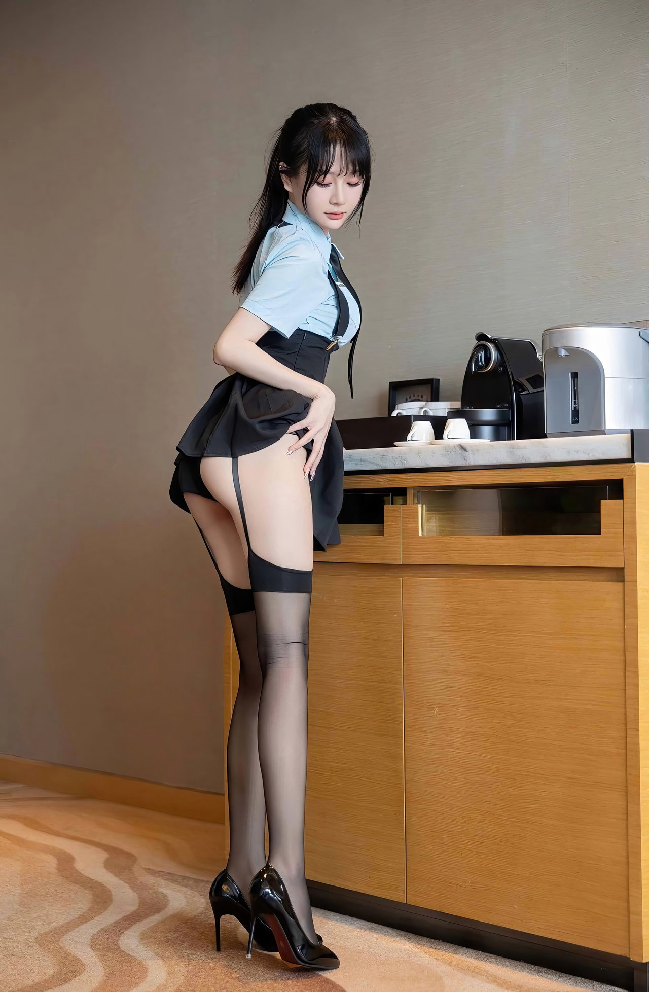 性感蕾丝丁字裤丰满美臀诱惑黑丝无内白嫩美腿