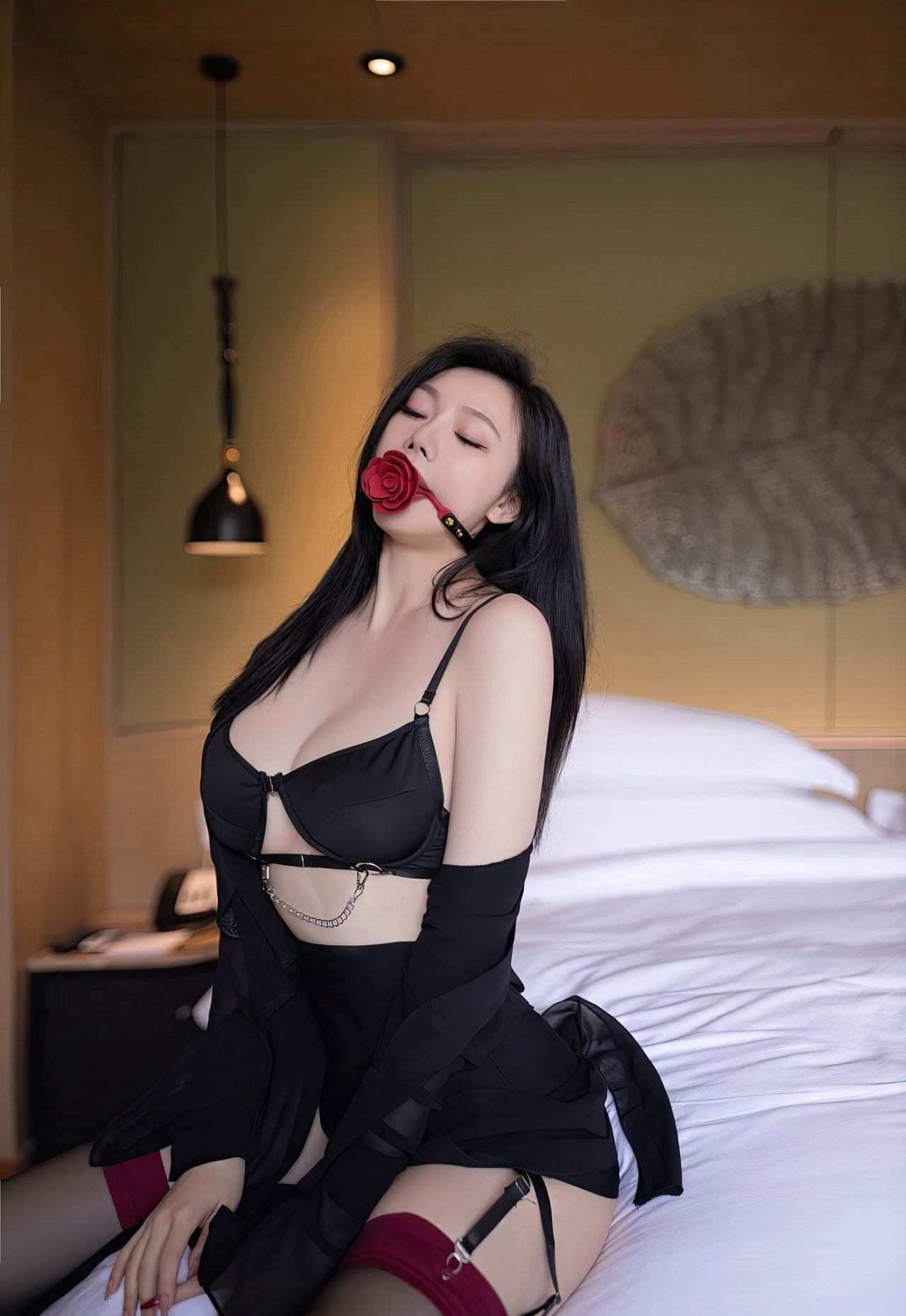 极品嫩模安然吊带黑丝无内性感丁字裤丰满大胸图