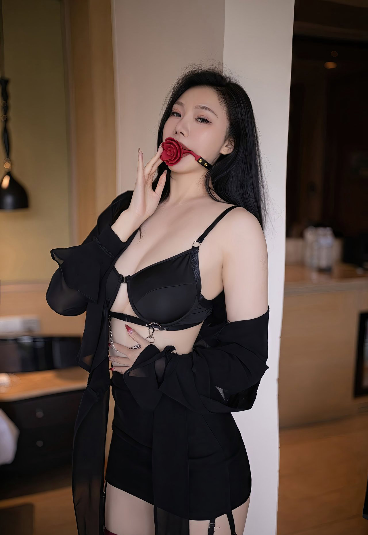 极品嫩模安然吊带黑丝无内性感丁字裤丰满大胸图