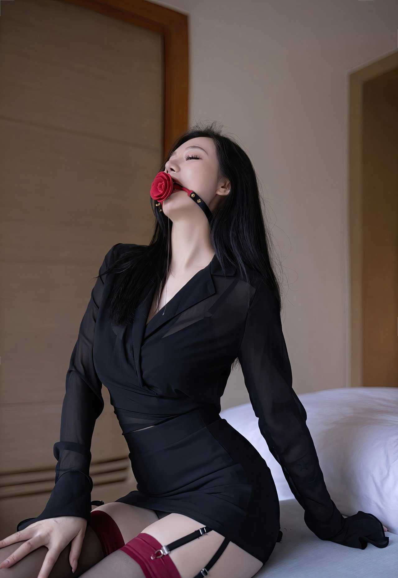 极品嫩模安然吊带黑丝无内性感丁字裤丰满大胸图