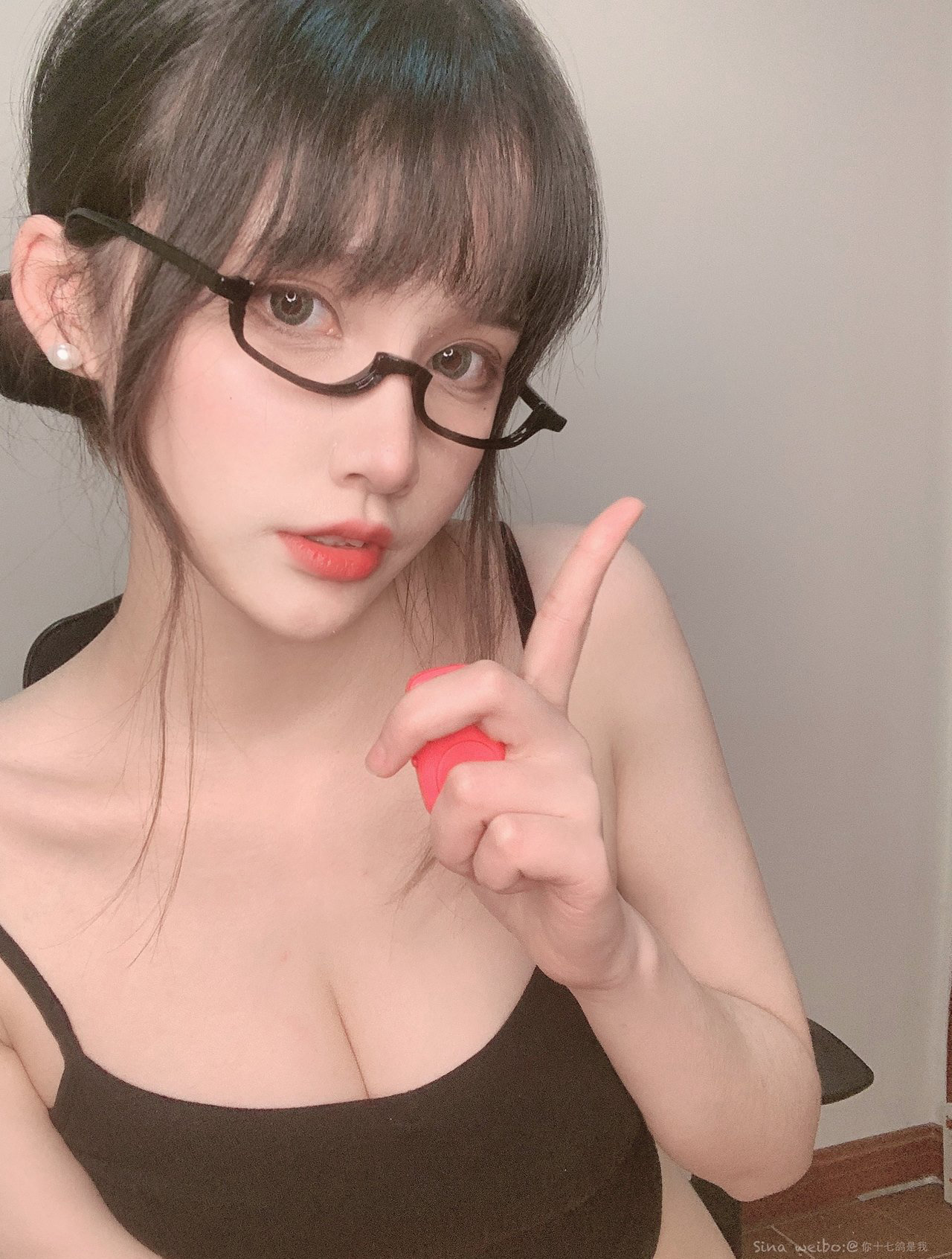 雯妹不讲道理丰满大胸cosplay大尺度超污美腿图片