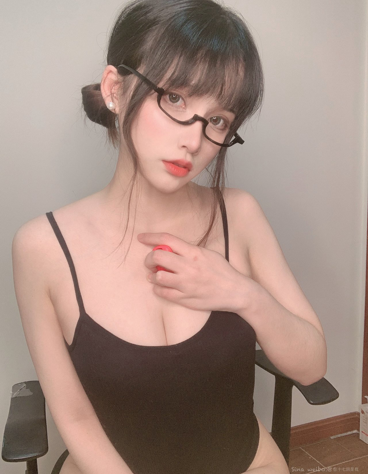 雯妹不讲道理丰满大胸cosplay大尺度超污美腿图片