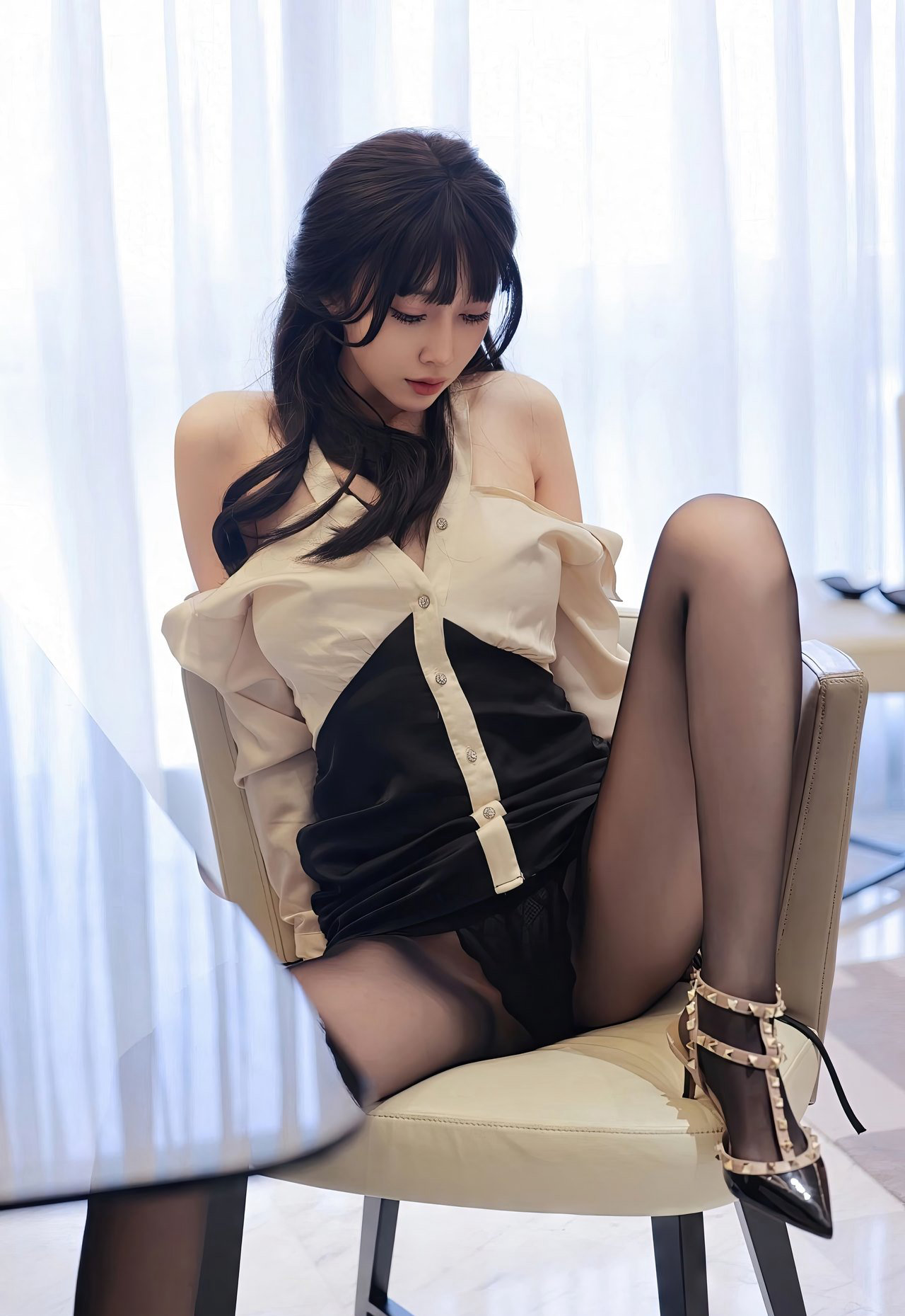 玥儿月2023性感美腿黑丝无内高跟极品丁字裤美臀