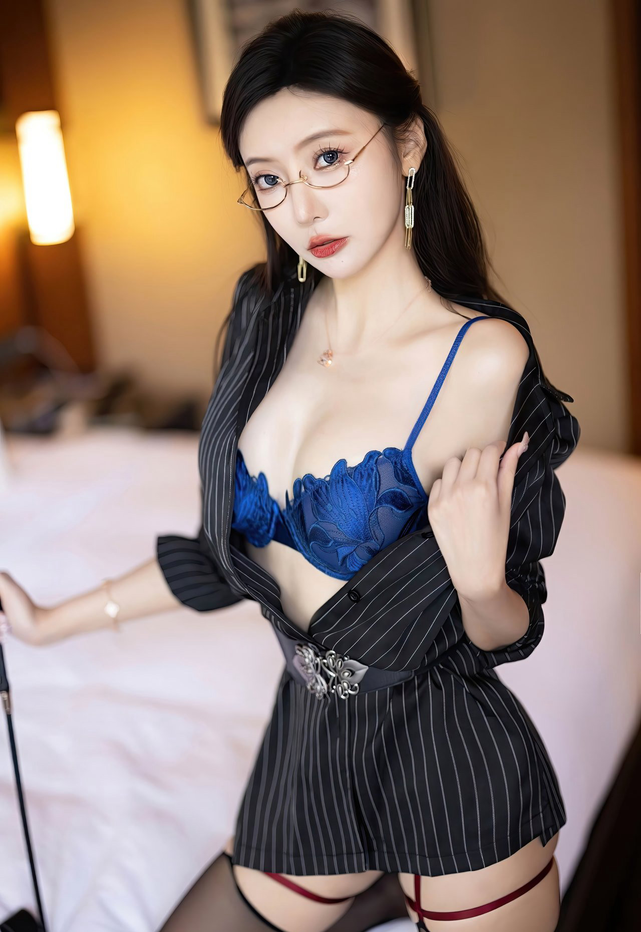 女神王曦瑶风骚的眼镜美女秘书性感吊带黑丝情趣内衣