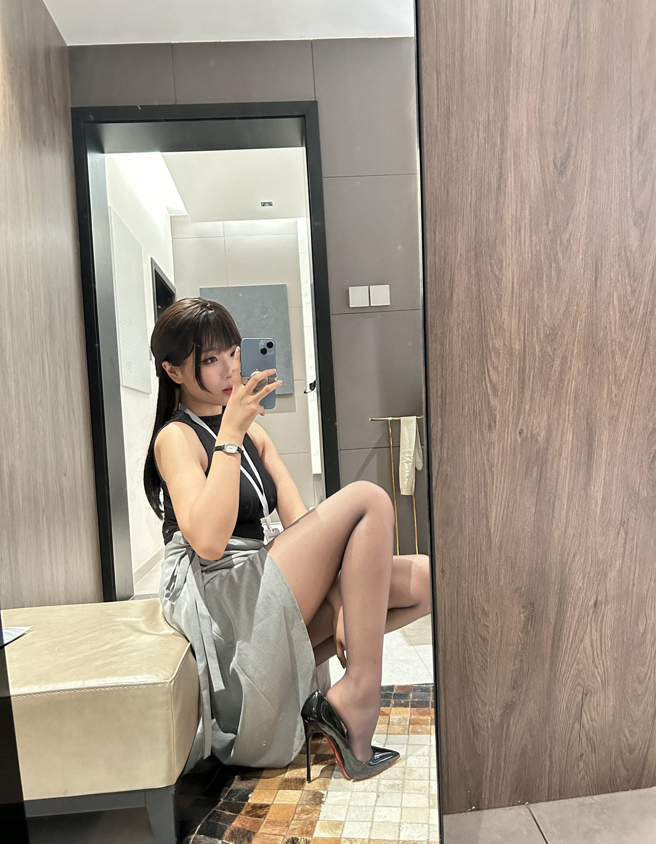 轩萧学姐超薄灰丝性感制服风骚秘书丰满身材套图