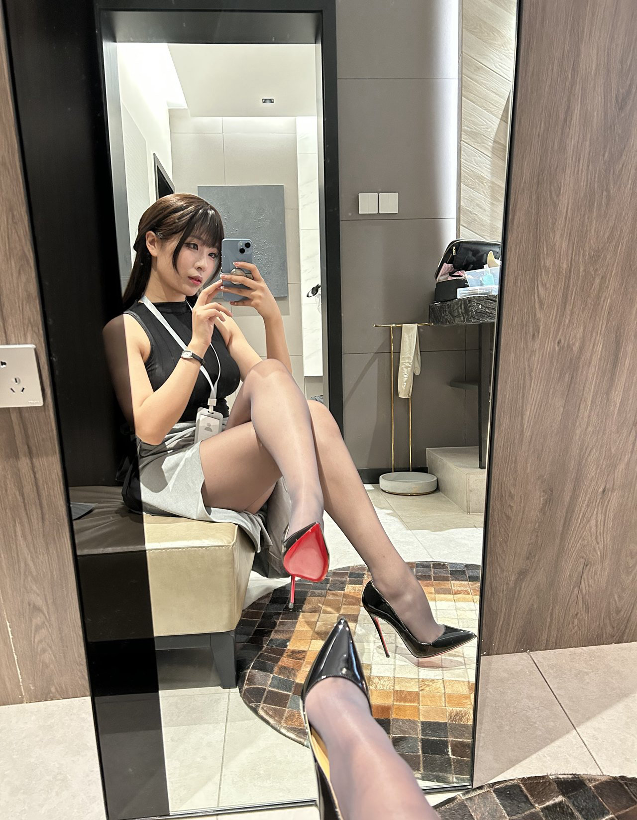 轩萧学姐超薄灰丝性感制服风骚秘书丰满身材套图