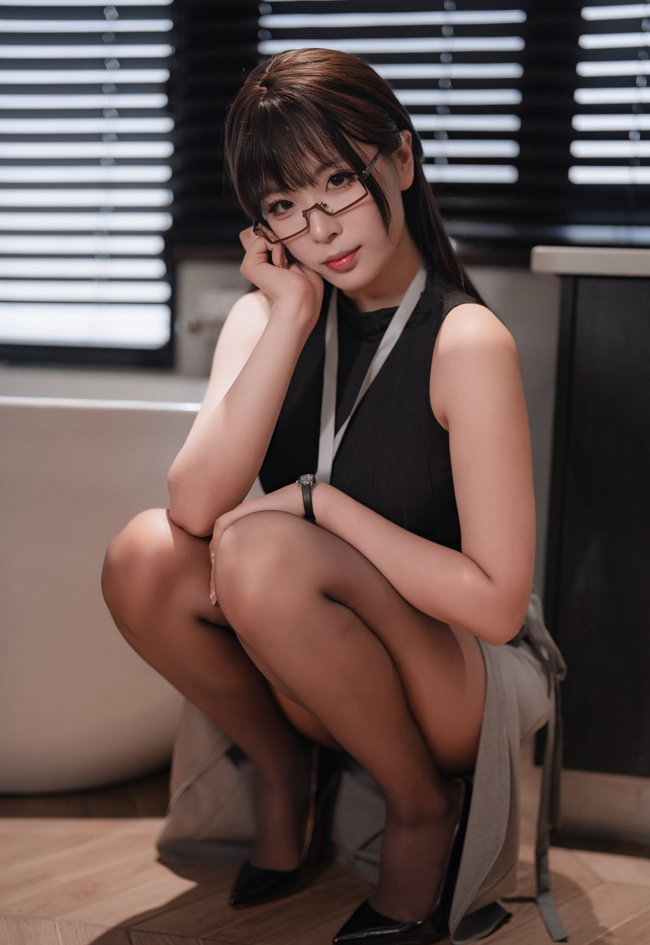 轩萧学姐超薄灰丝性感制服风骚秘书丰满身材套图