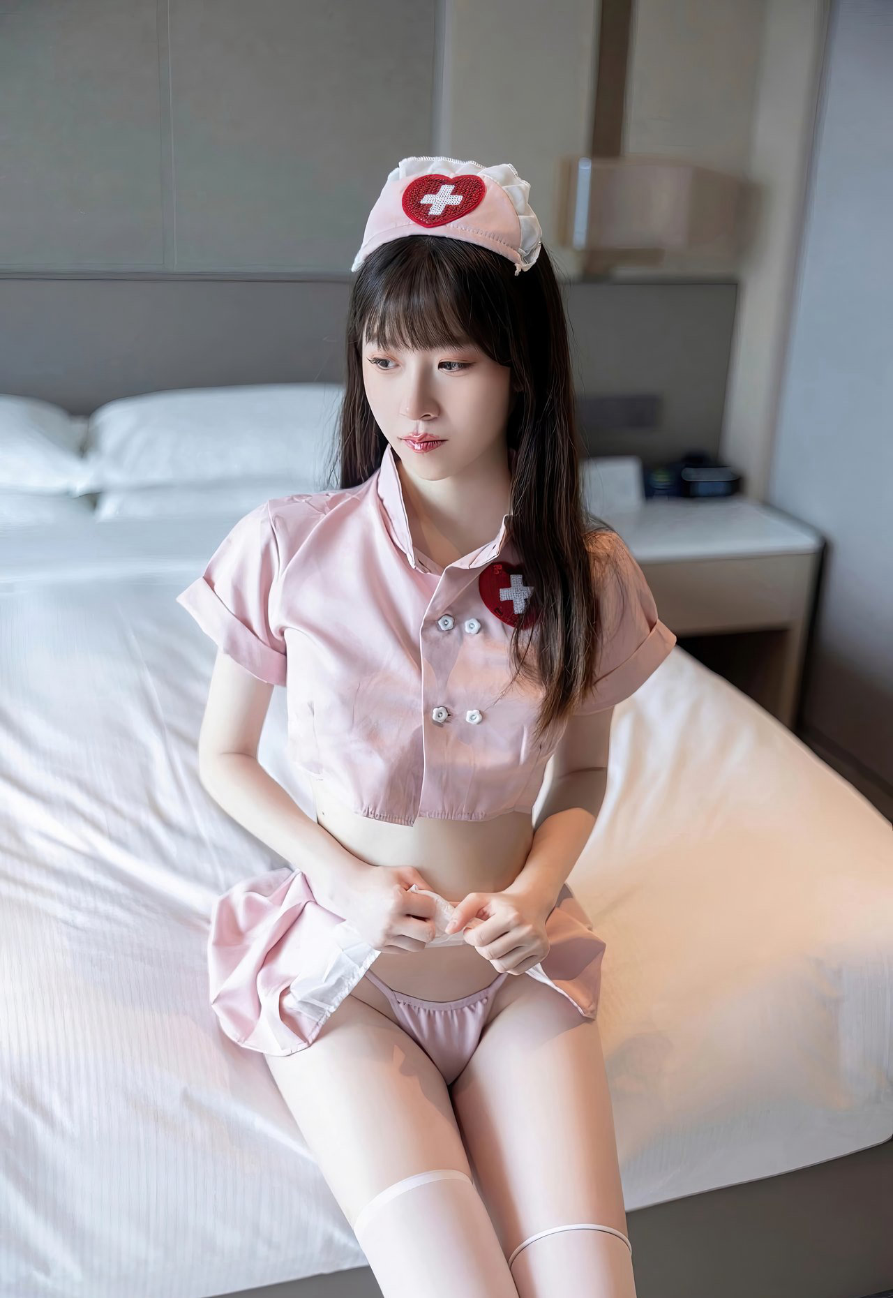 性感粉色护士林悠悠风骚护士装极品白丝美腿丁字裤