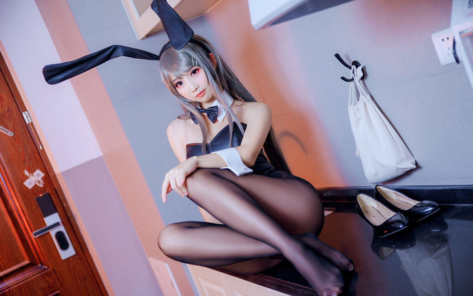 白丝美女面饼仙儿JK制服性感兔女郎大尺度写真