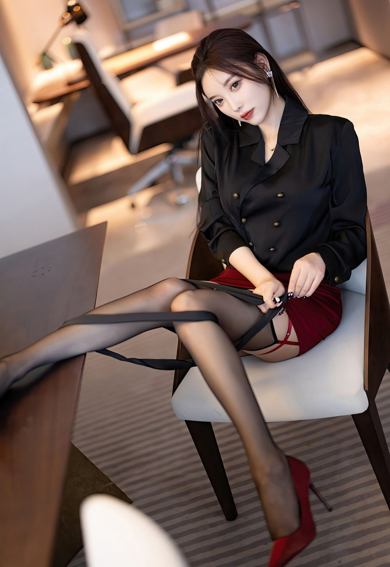 杨晨晨秘书黑丝美腿性感制服高跟沙发上的诱惑姿势写真