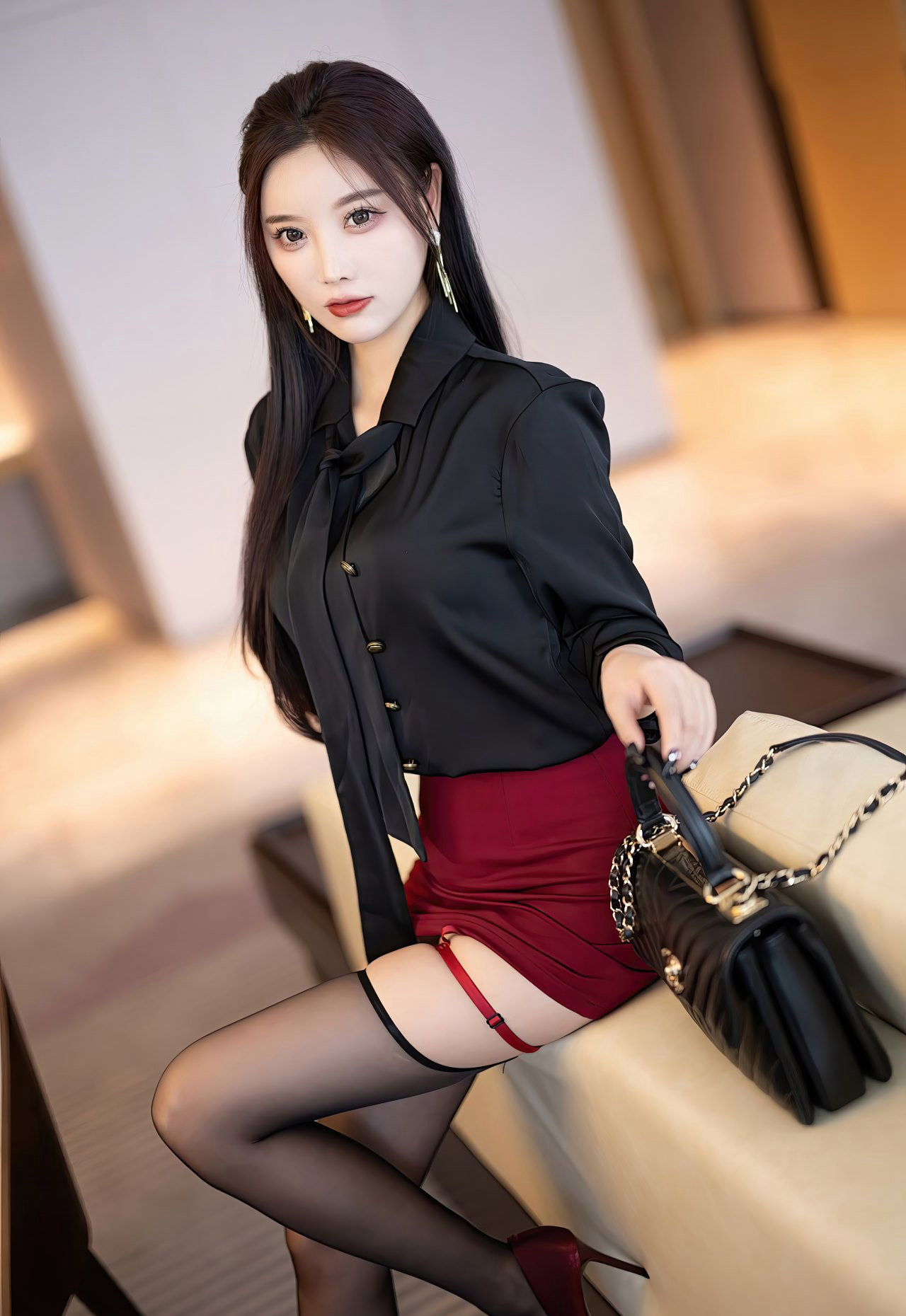 杨晨晨秘书黑丝美腿性感制服高跟沙发上的诱惑姿势写真