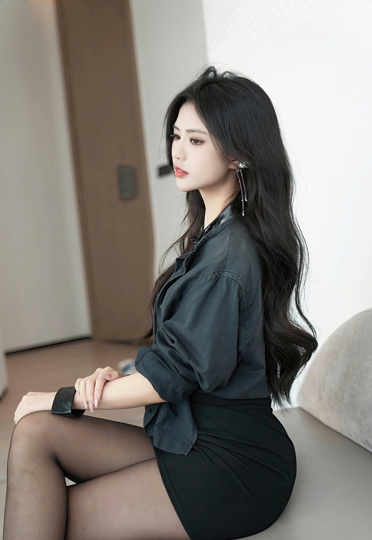 高颜值极品黑丝制服美女沙发上脱黑丝性感图片