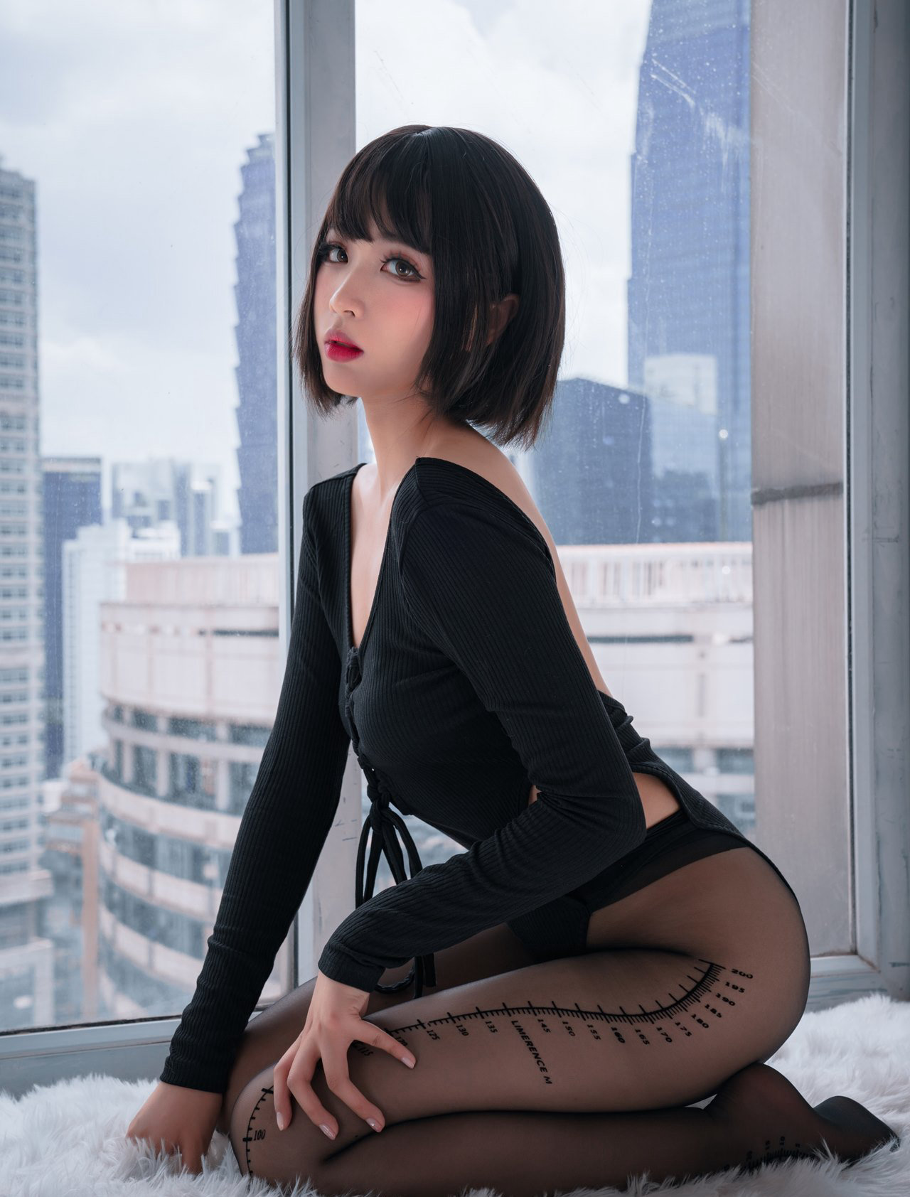 轩萧学姐极品大胸黑丝和白丝性感美腿诱惑姿势写真