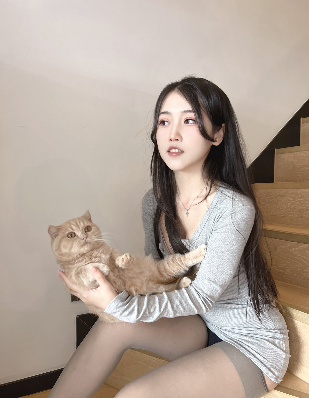 性感女主播极品美腿灰丝袜高跟性感丰满大胸私房写真