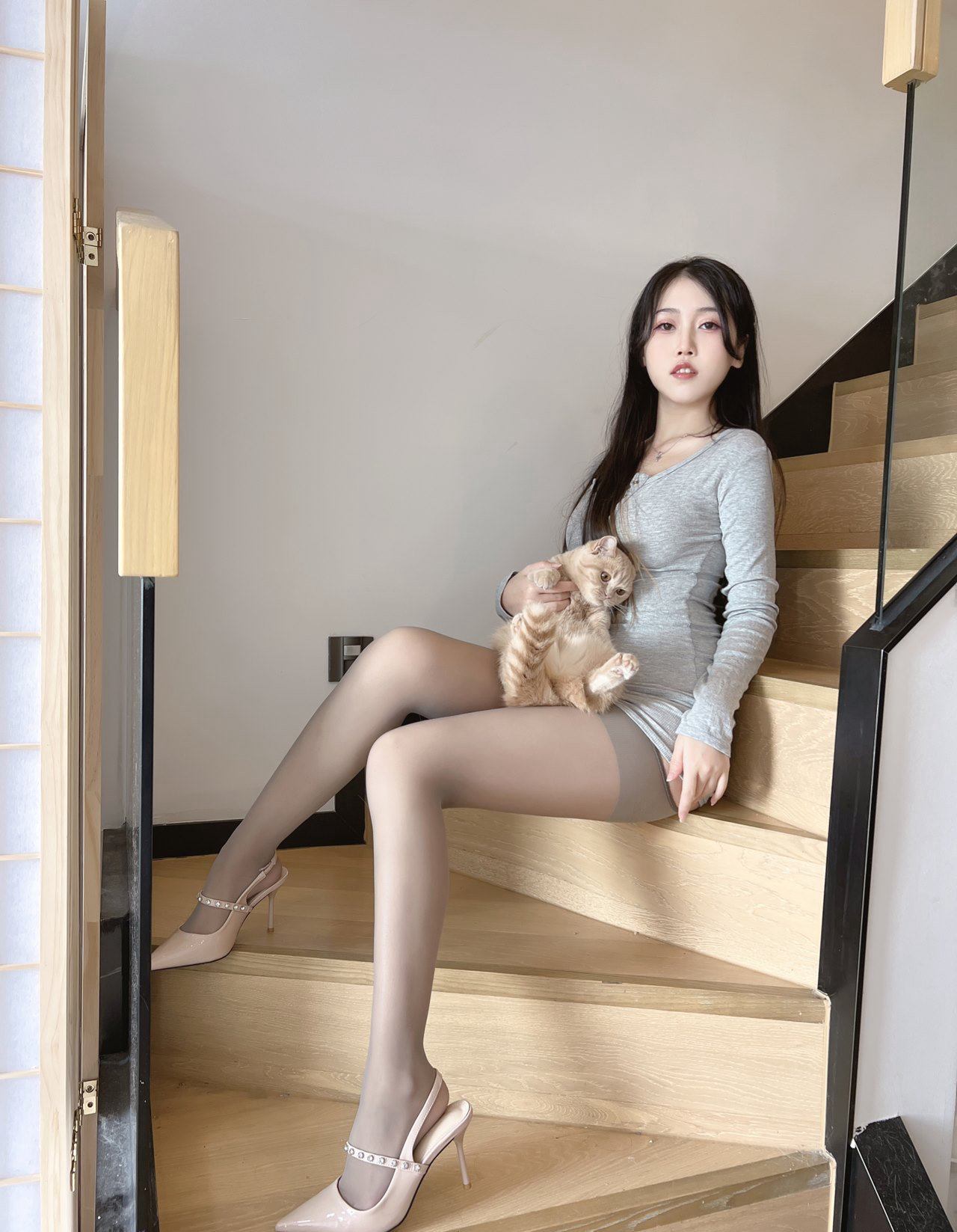 性感女主播极品美腿灰丝袜高跟性感丰满大胸私房写真