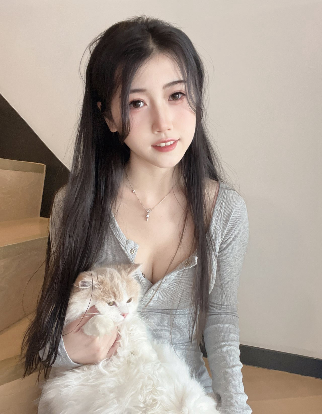 性感女主播极品美腿灰丝袜高跟性感丰满大胸私房写真