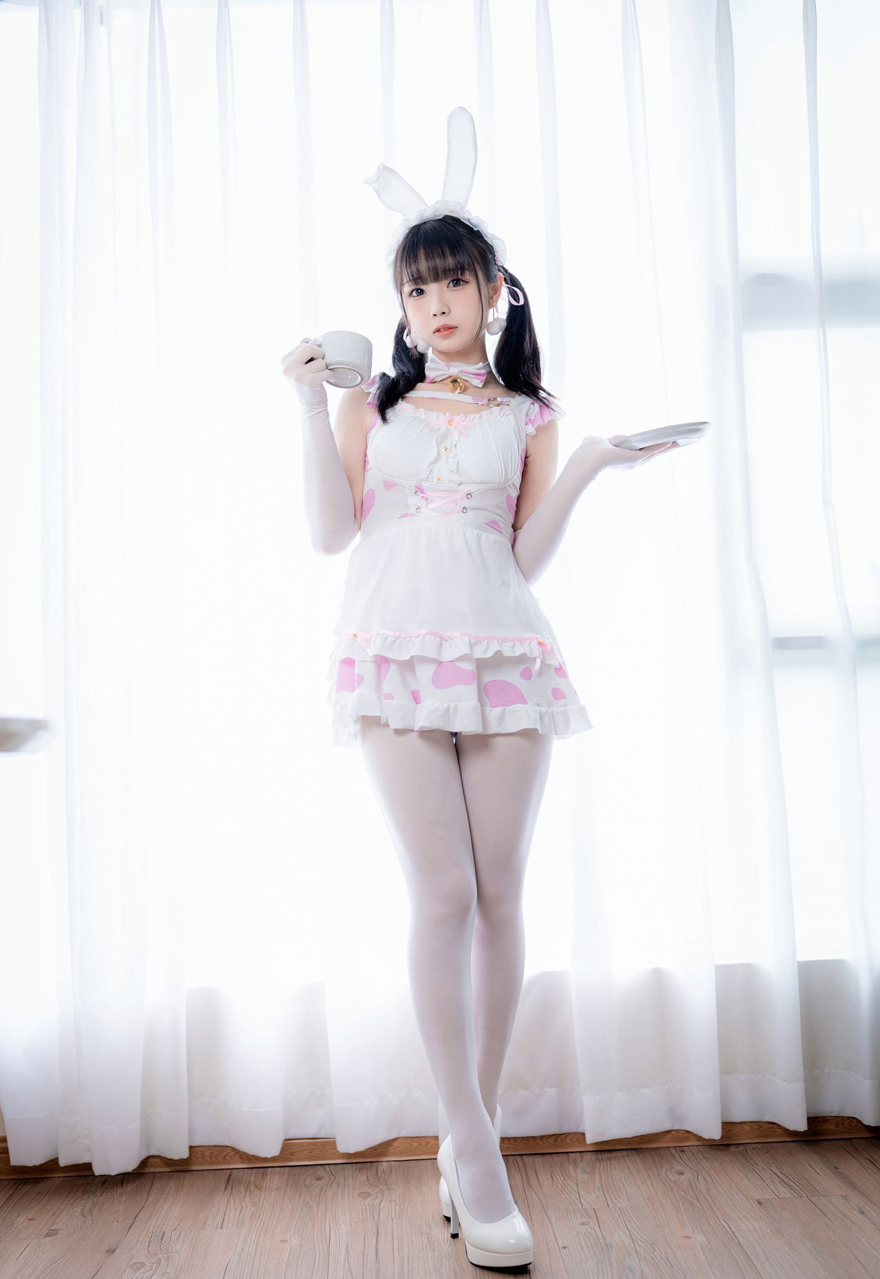 白丝无内cosplay大尺度兔女郎美女私房美腿套图