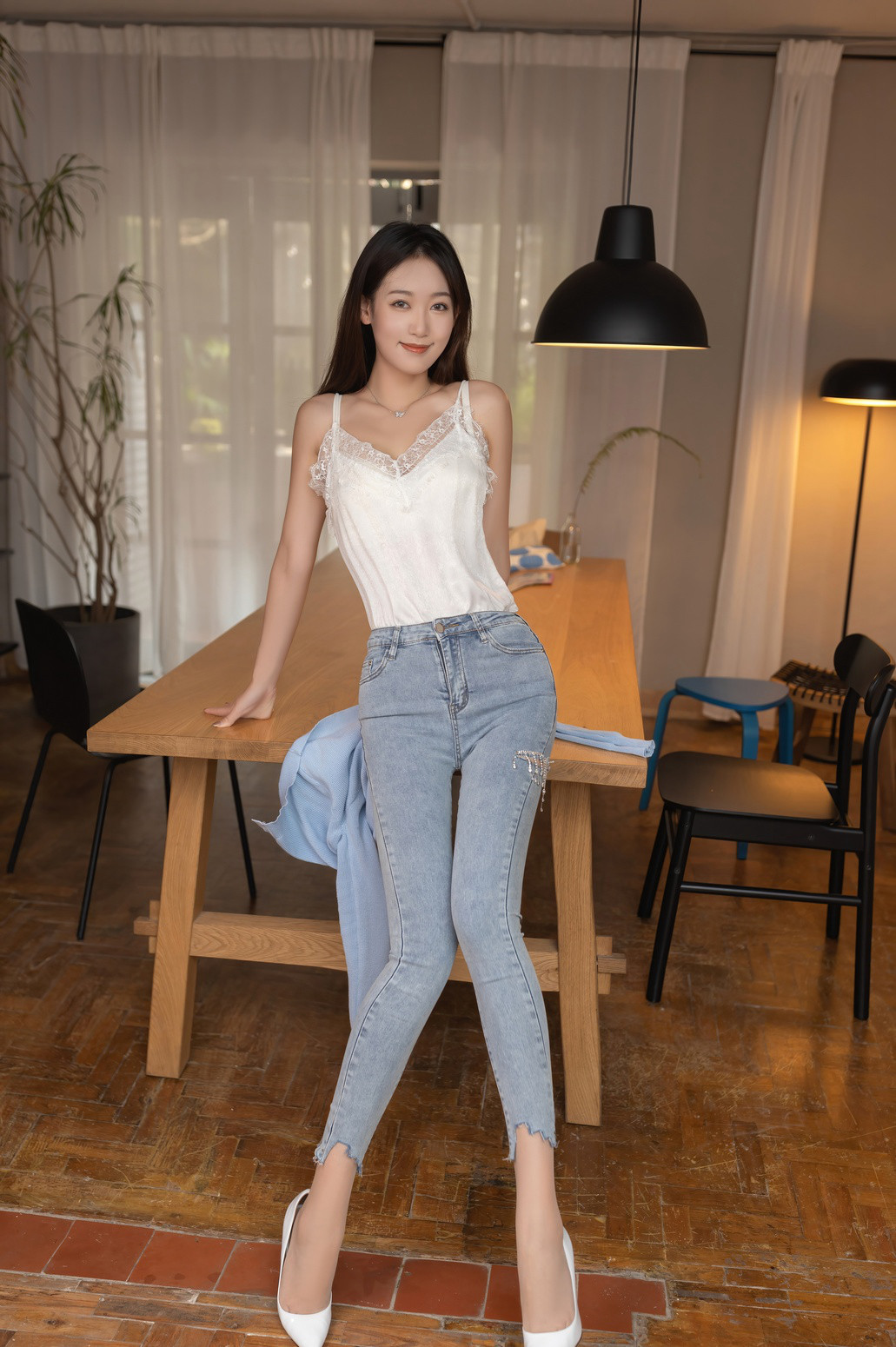 性感紧身牛仔裤美女丰满大胸办公室秘书桌子上性感姿势