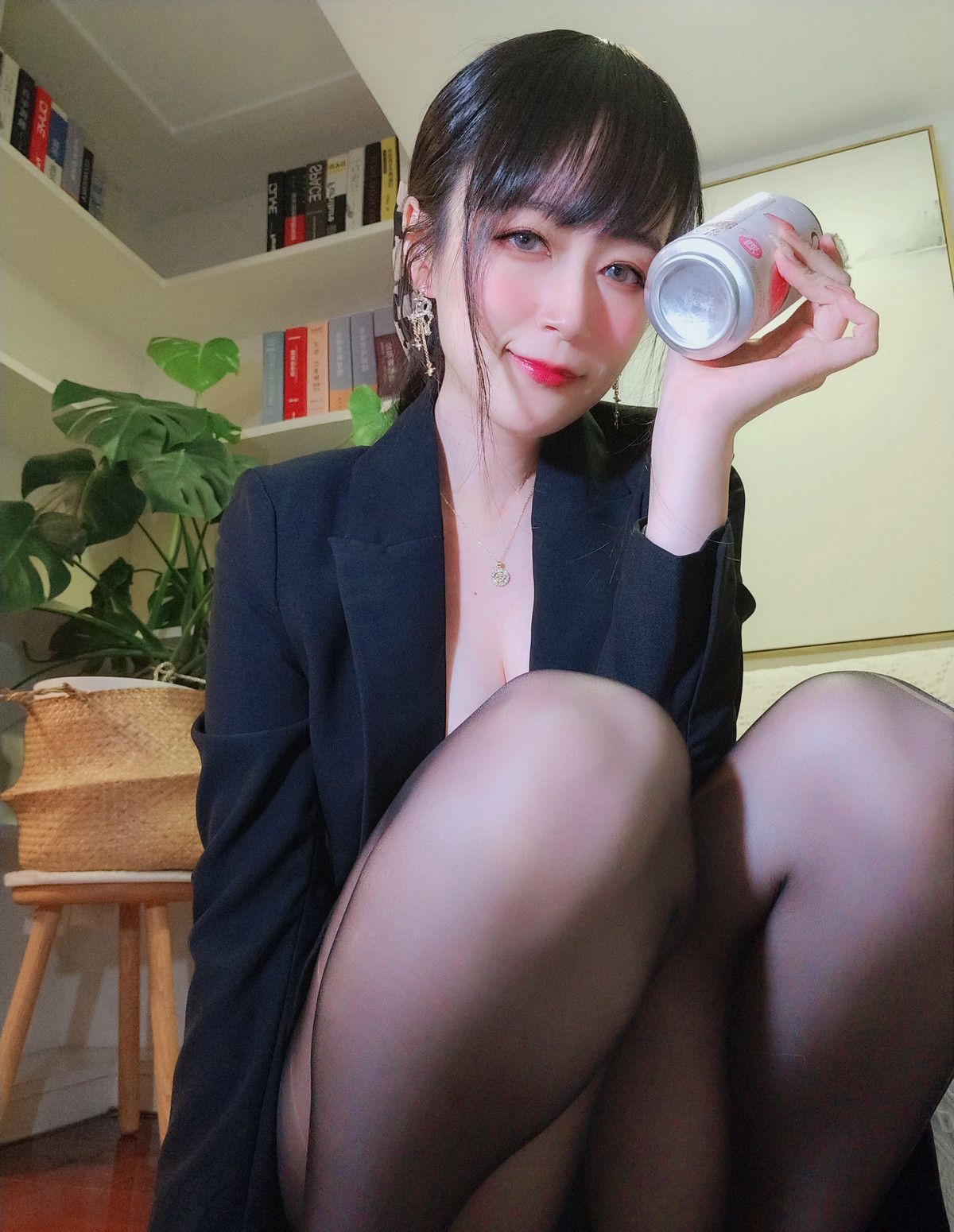 白银81极品胸型丰满黑色蕾丝情趣性感白皙美少妇cosplay