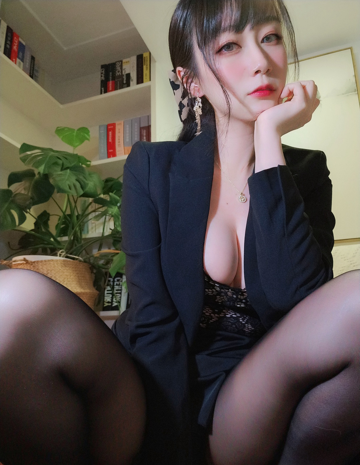 白银81极品胸型丰满黑色蕾丝情趣性感白皙美少妇cosplay