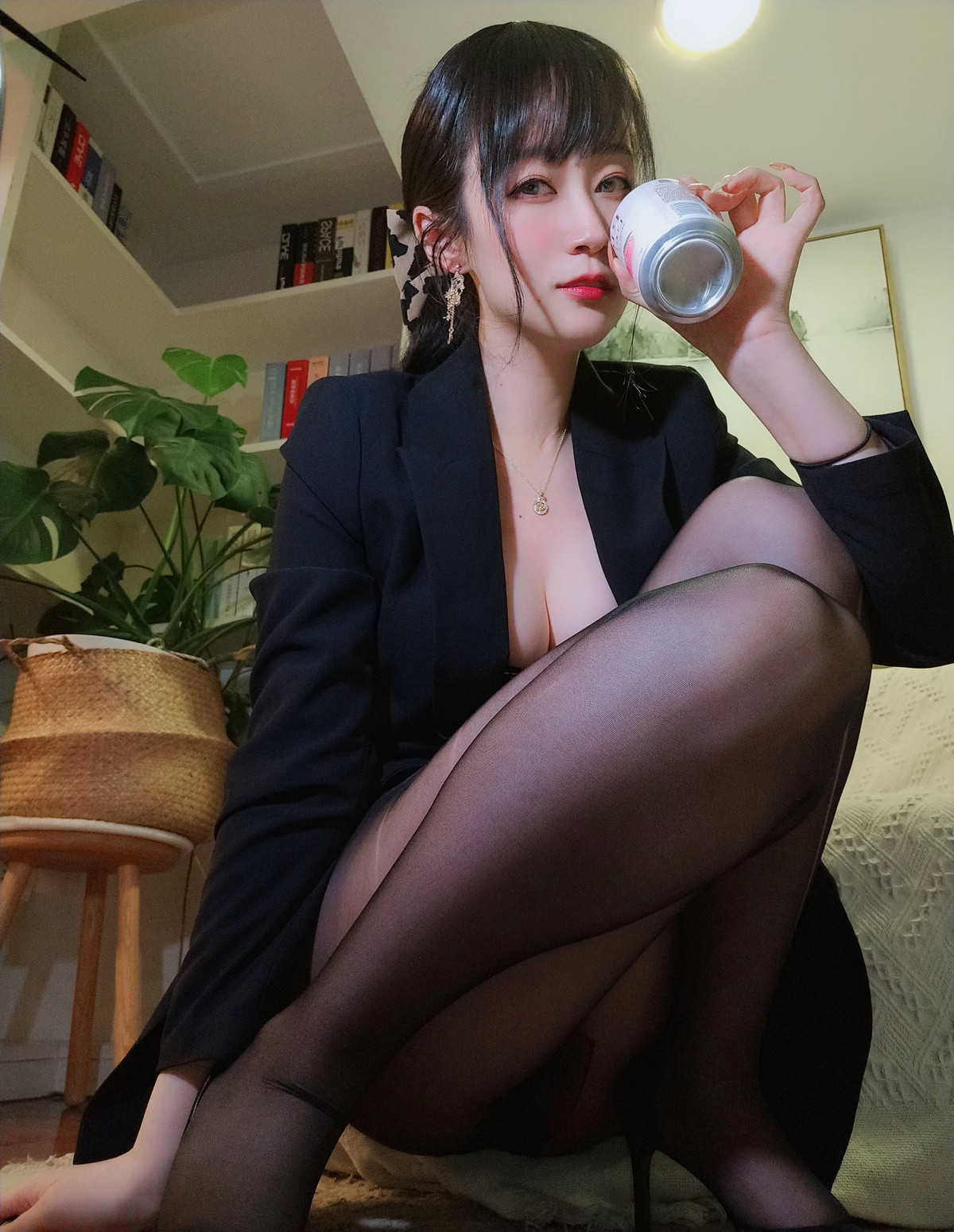 白银81极品胸型丰满黑色蕾丝情趣性感白皙美少妇cosplay