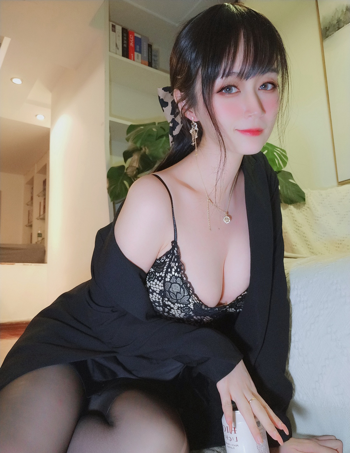 白银81极品胸型丰满黑色蕾丝情趣性感白皙美少妇cosplay