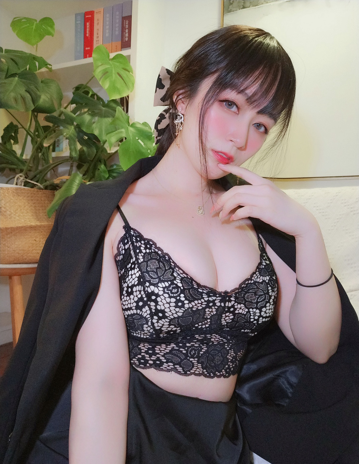 白银81极品胸型丰满黑色蕾丝情趣性感白皙美少妇cosplay