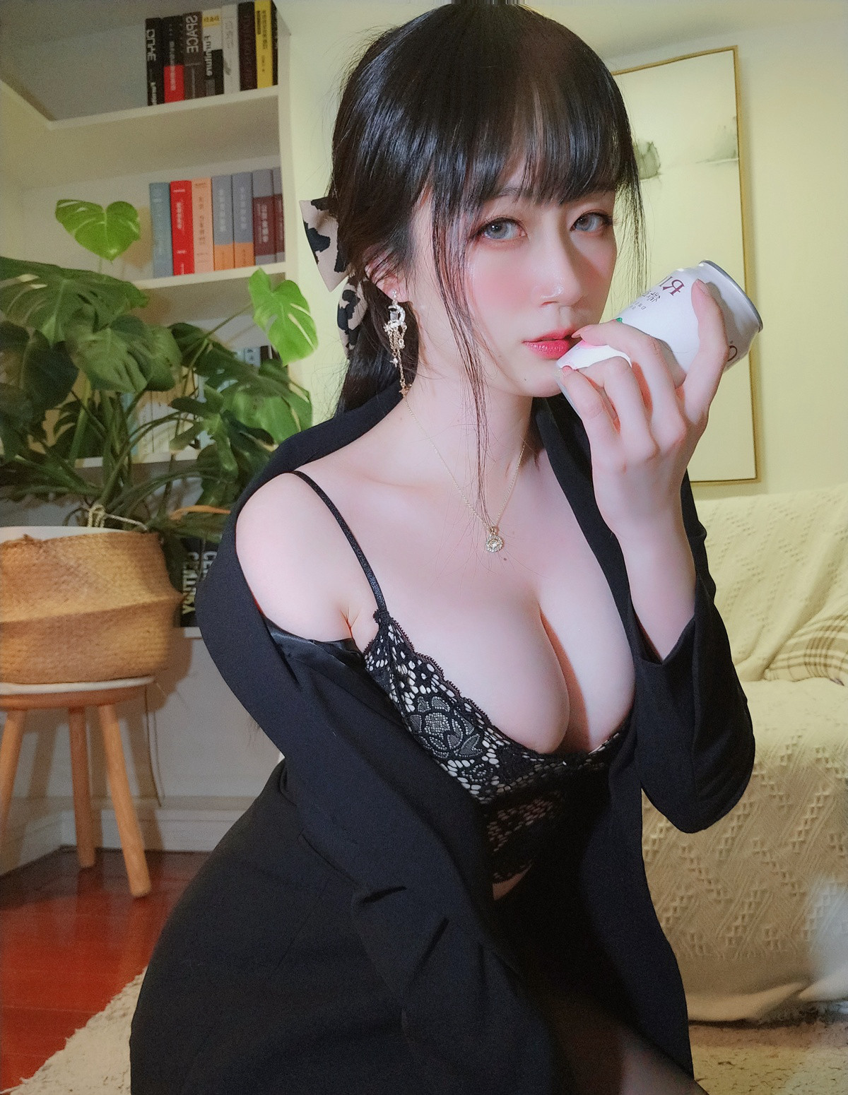 白银81极品胸型丰满黑色蕾丝情趣性感白皙美少妇cosplay