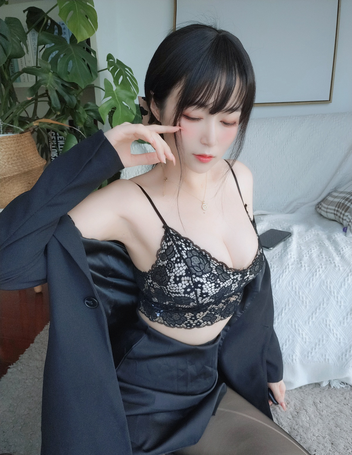 白银81极品胸型丰满黑色蕾丝情趣性感白皙美少妇cosplay