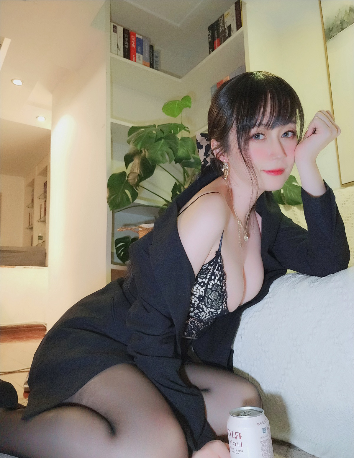 白银81极品胸型丰满黑色蕾丝情趣性感白皙美少妇cosplay