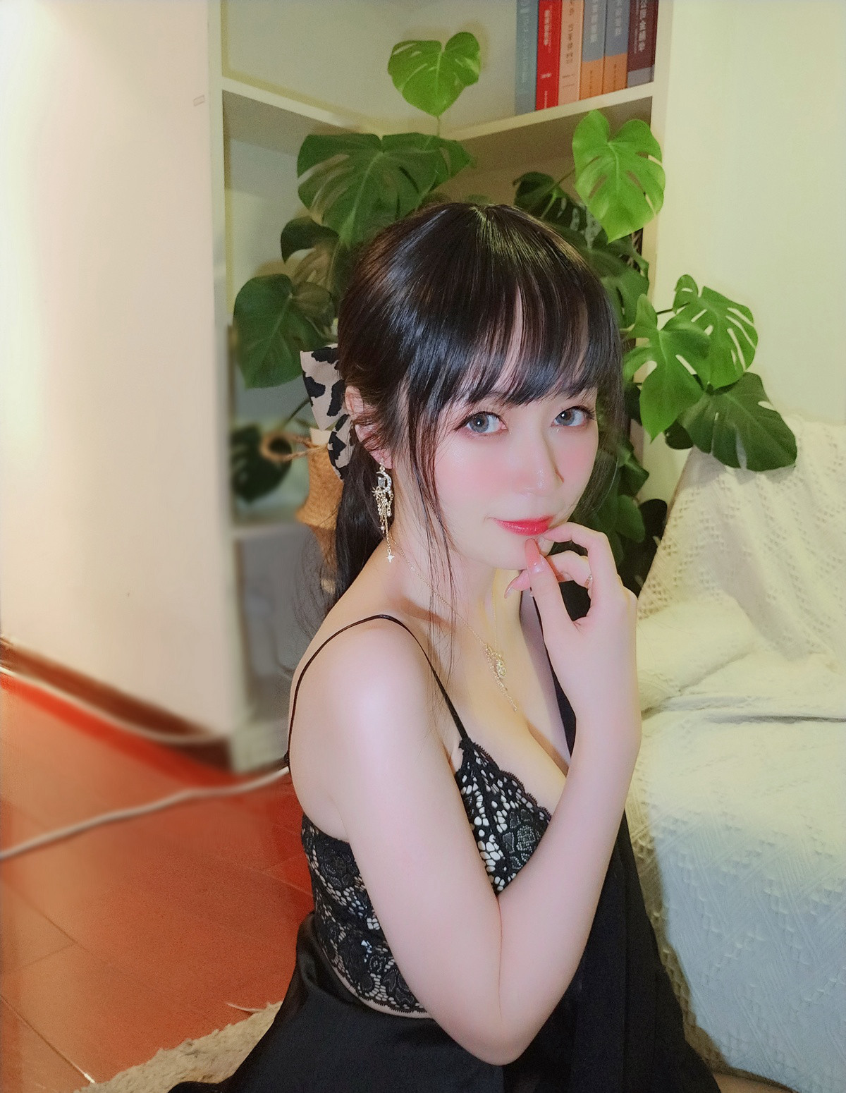 白银81极品胸型丰满黑色蕾丝情趣性感白皙美少妇cosplay