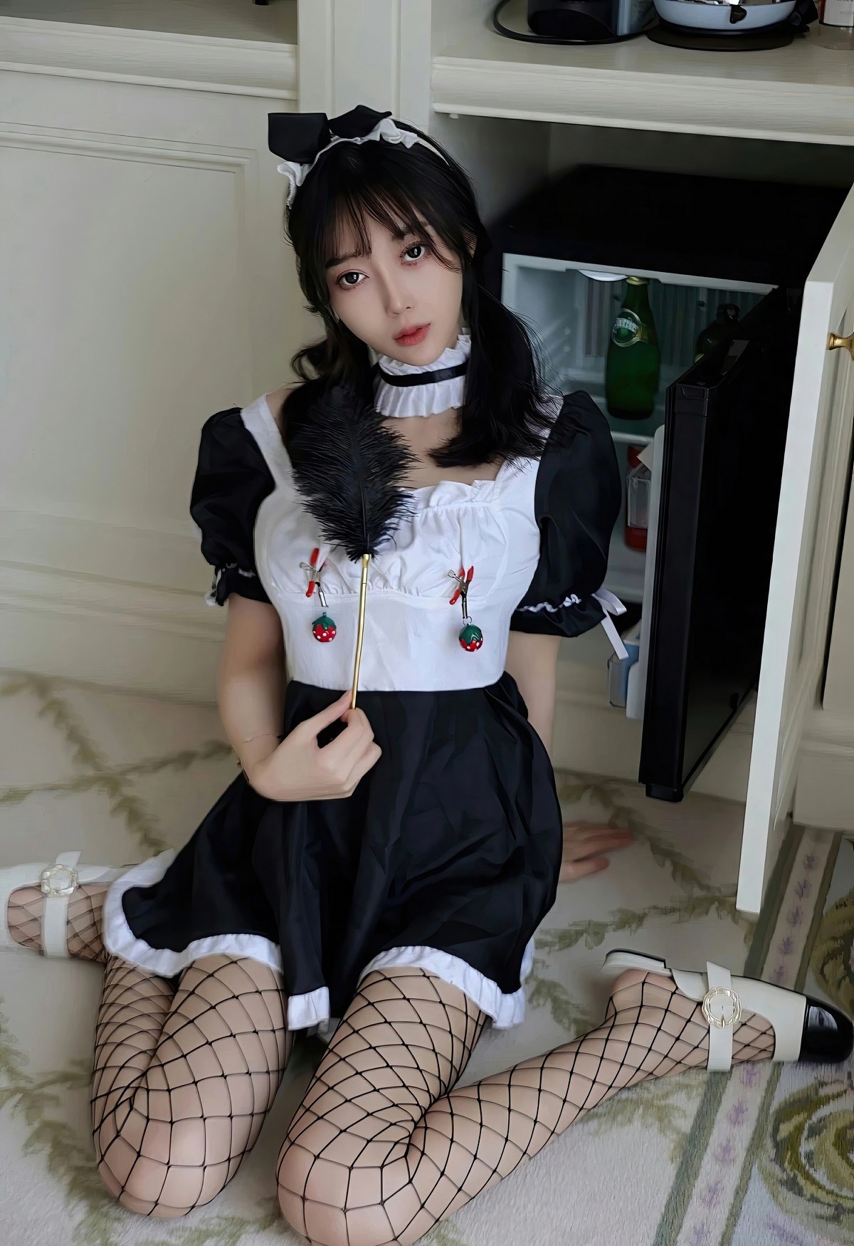 玥儿月JK制服性感网袜极品白皙身材性感丁字裤美臀套图