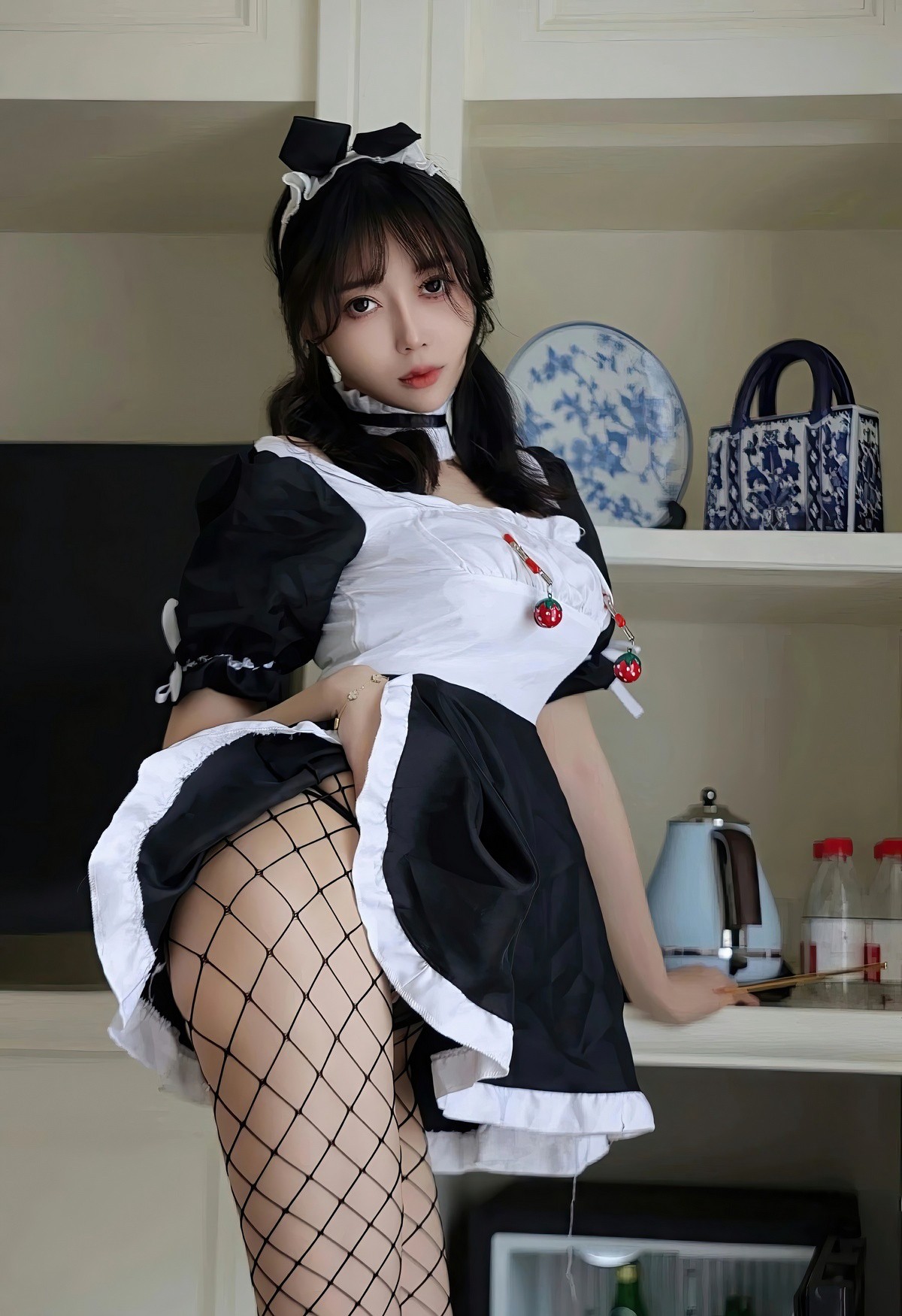 玥儿月JK制服性感网袜极品白皙身材性感丁字裤美臀套图