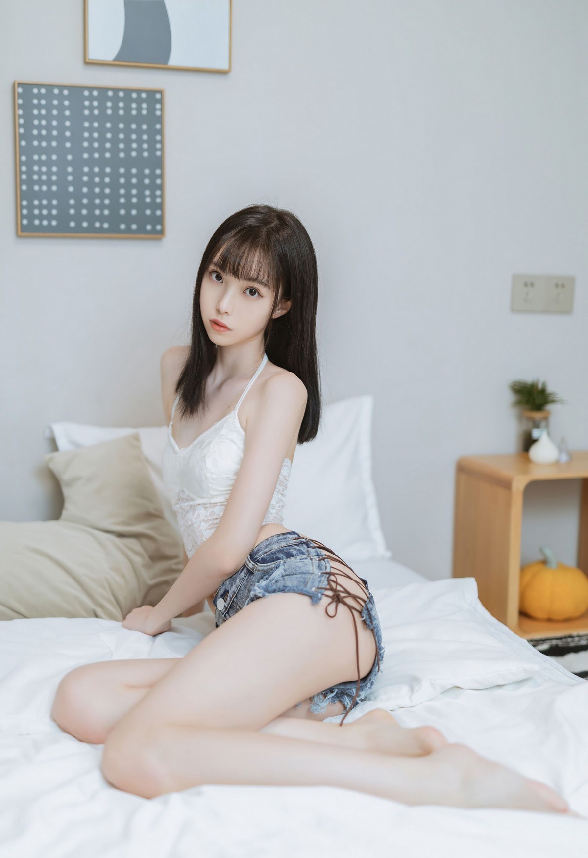 许岚大尺度cosplay性感牛仔裤风骚白皙皮肤美腿玉足