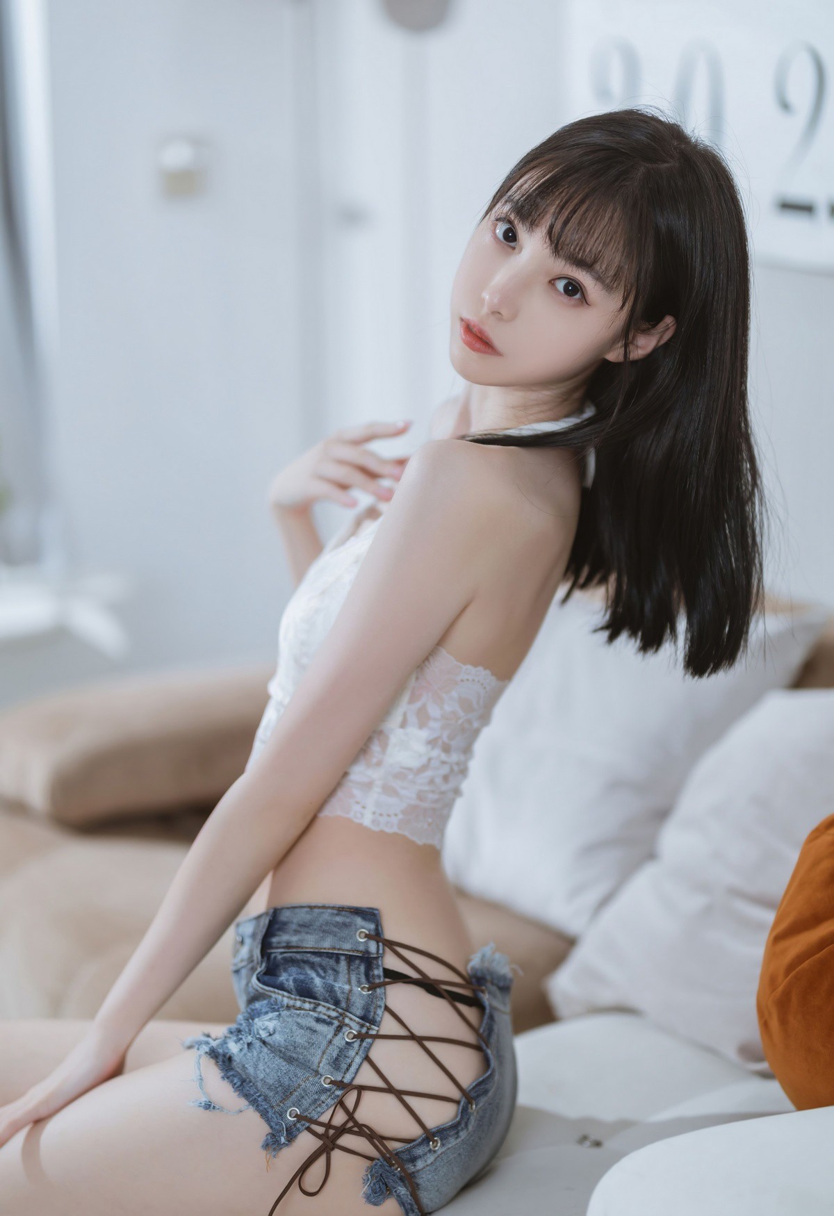 许岚大尺度cosplay性感牛仔裤风骚白皙皮肤美腿玉足