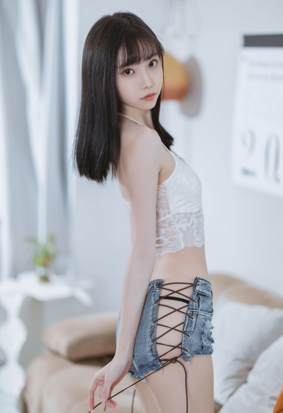 许岚大尺度cosplay性感牛仔裤风骚白皙皮肤美腿玉足